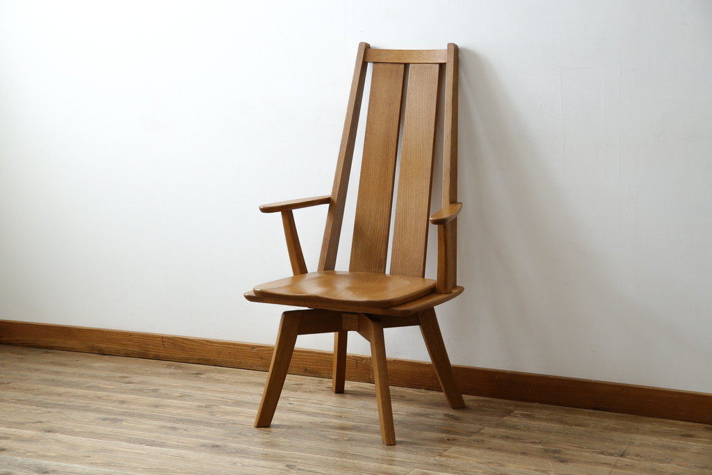 中古　美品　希少な廃番品　飛騨清見工房(HIDA kiyomi koubou)(大日家具工業)　楢(ナラ)材　無垢　ナラ無垢材がふんだんに使用された回転式アームチェア(板座チェア、回転イス、ダイニングチェア、アームチェア、椅子)(定価約10万円)(R-080671)