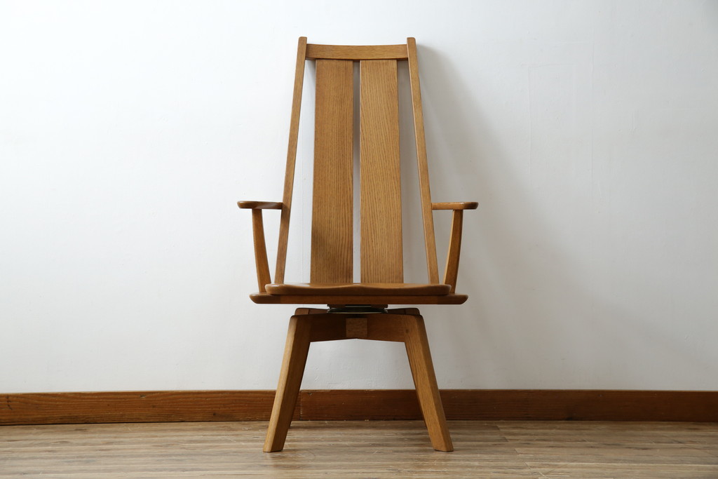 中古　美品　希少な廃番品　飛騨清見工房(HIDA kiyomi koubou)(大日家具工業)　楢(ナラ)材　無垢　ナラ無垢材がふんだんに使用された回転式アームチェア(板座チェア、回転イス、ダイニングチェア、アームチェア、椅子)(定価約10万円)(R-080671)