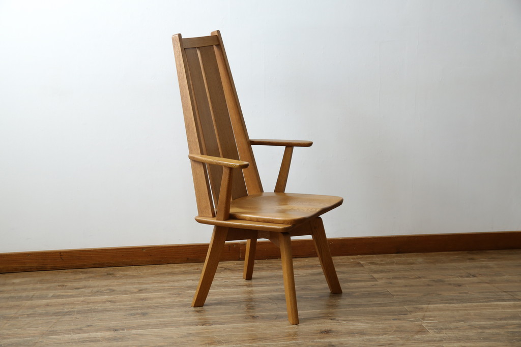中古　美品　希少な廃番品　飛騨清見工房(HIDA kiyomi koubou)(大日家具工業)　楢(ナラ)材　無垢　ナラ無垢材がふんだんに使用された回転式アームチェア(板座チェア、回転イス、ダイニングチェア、アームチェア、椅子)(定価約10万円)(R-080671)