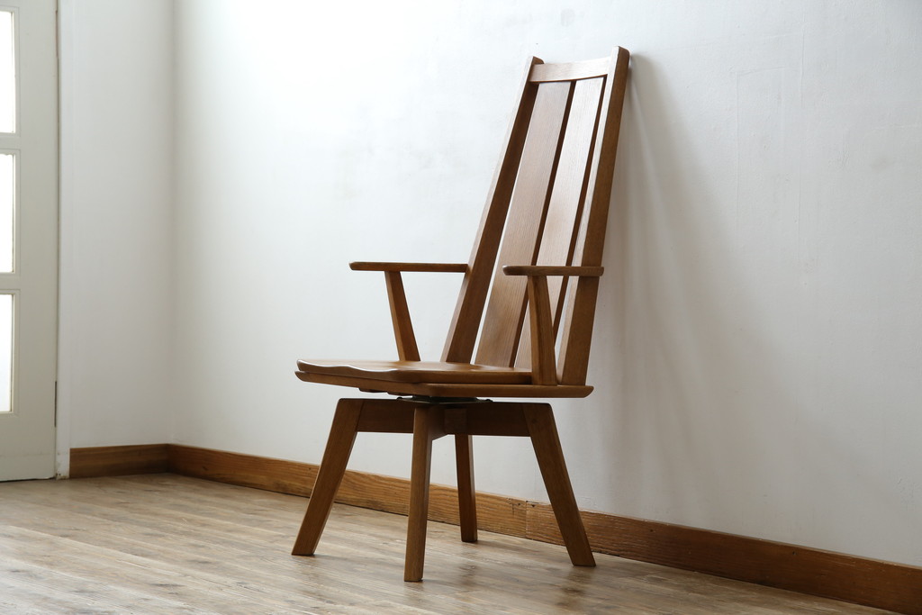 中古　美品　希少な廃番品　飛騨清見工房(HIDA kiyomi koubou)(大日家具工業)　楢(ナラ)材　無垢　ナラ無垢材がふんだんに使用された回転式アームチェア(板座チェア、回転イス、ダイニングチェア、アームチェア、椅子)(定価約10万円)(R-080671)