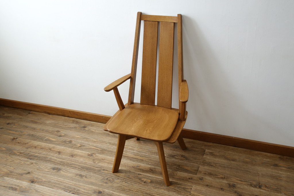 中古　美品　希少な廃番品　飛騨清見工房(HIDA kiyomi koubou)(大日家具工業)　楢(ナラ)材　無垢　ナラ無垢材がふんだんに使用された回転式アームチェア(板座チェア、回転イス、ダイニングチェア、アームチェア、椅子)(定価約10万円)(R-080671)