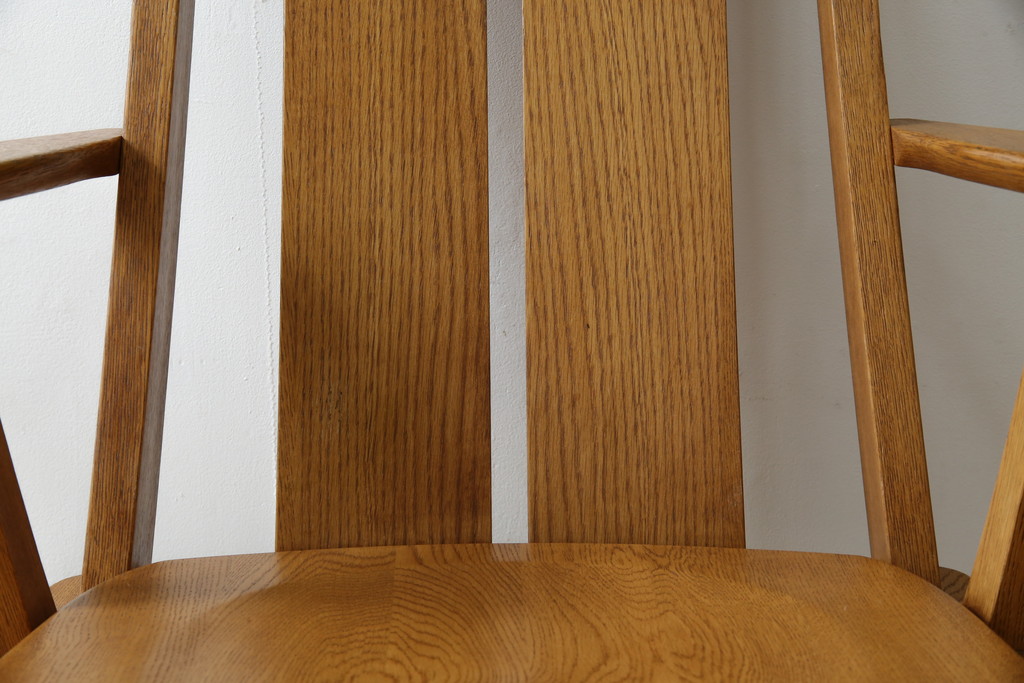 中古　美品　希少な廃番品　飛騨清見工房(HIDA kiyomi koubou)(大日家具工業)　楢(ナラ)材　無垢　ナラ無垢材がふんだんに使用された回転式アームチェア(板座チェア、回転イス、ダイニングチェア、アームチェア、椅子)(定価約10万円)(R-080671)