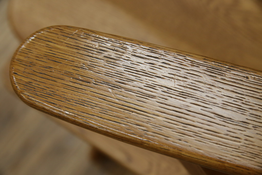 中古　美品　希少な廃番品　飛騨清見工房(HIDA kiyomi koubou)(大日家具工業)　楢(ナラ)材　無垢　ナラ無垢材がふんだんに使用された回転式アームチェア(板座チェア、回転イス、ダイニングチェア、アームチェア、椅子)(定価約10万円)(R-080671)