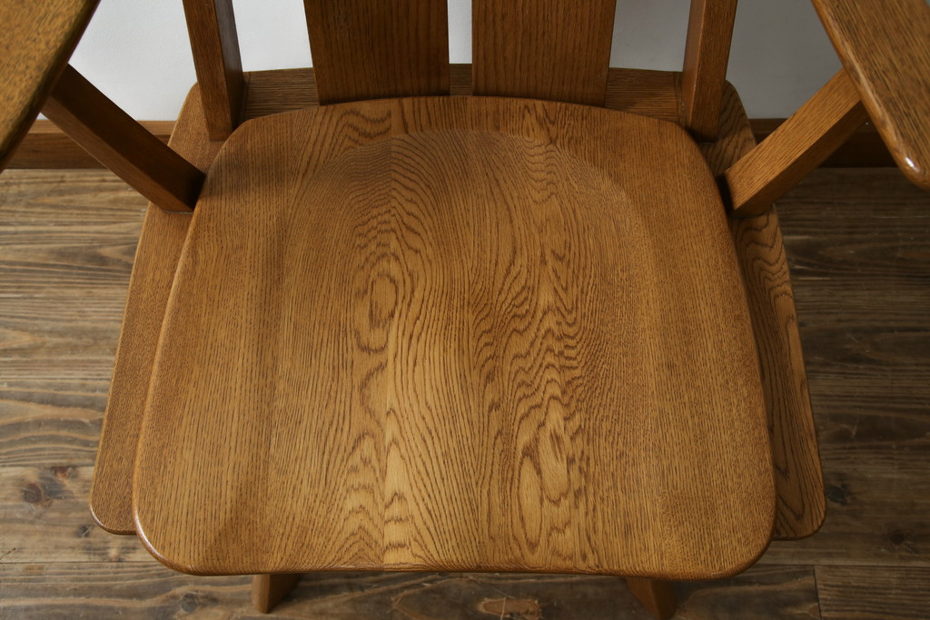 中古　美品　希少な廃番品　飛騨清見工房(HIDA kiyomi koubou)(大日家具工業)　楢(ナラ)材　無垢　ナラ無垢材がふんだんに使用された回転式アームチェア(板座チェア、回転イス、ダイニングチェア、アームチェア、椅子)(定価約10万円)(R-080671)