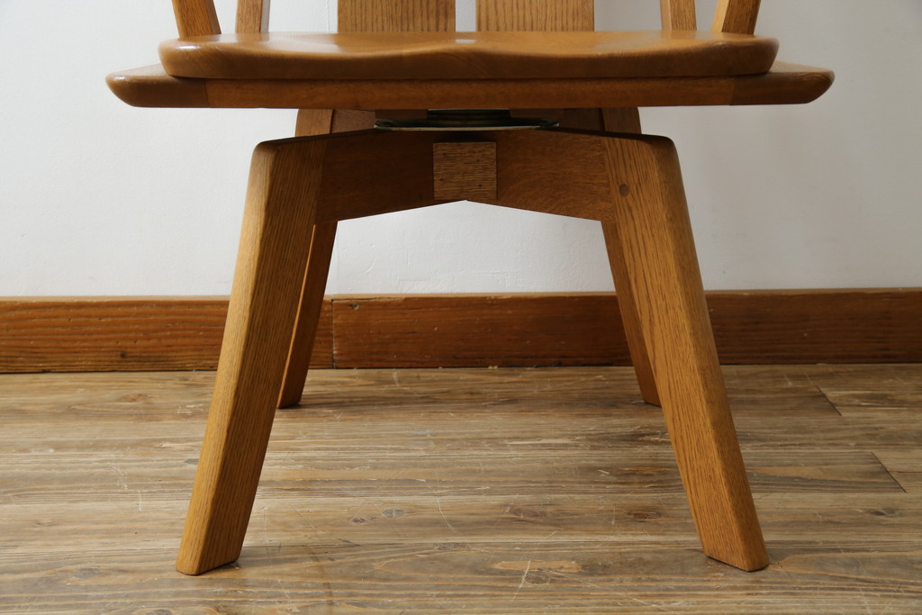 中古　美品　希少な廃番品　飛騨清見工房(HIDA kiyomi koubou)(大日家具工業)　楢(ナラ)材　無垢　ナラ無垢材がふんだんに使用された回転式アームチェア(板座チェア、回転イス、ダイニングチェア、アームチェア、椅子)(定価約10万円)(R-080671)