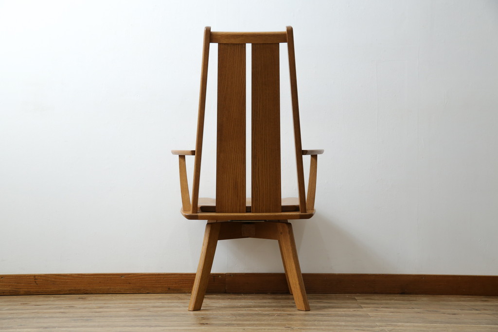 中古　美品　希少な廃番品　飛騨清見工房(HIDA kiyomi koubou)(大日家具工業)　楢(ナラ)材　無垢　ナラ無垢材がふんだんに使用された回転式アームチェア(板座チェア、回転イス、ダイニングチェア、アームチェア、椅子)(定価約10万円)(R-080671)