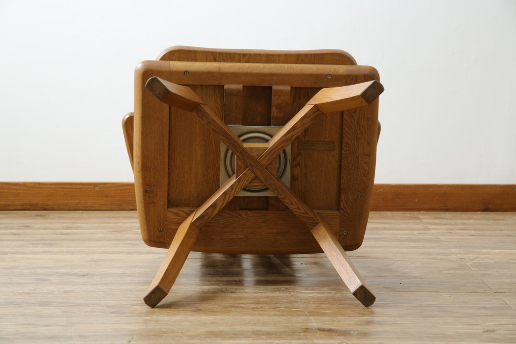 中古　美品　希少な廃番品　飛騨清見工房(HIDA kiyomi koubou)(大日家具工業)　楢(ナラ)材　無垢　ナラ無垢材がふんだんに使用された回転式アームチェア(板座チェア、回転イス、ダイニングチェア、アームチェア、椅子)(定価約10万円)(R-080671)