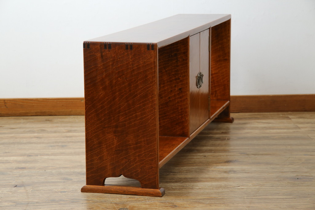 中古　高級品!!　木工作家品　無垢材　李朝デザイン　真鍮金具　漆塗り　シンプルながらも存在感のある飾り棚(朝鮮棚、収納棚、サイドボード、リビングボード)(定価推定約50〜80万円)(R-075407)