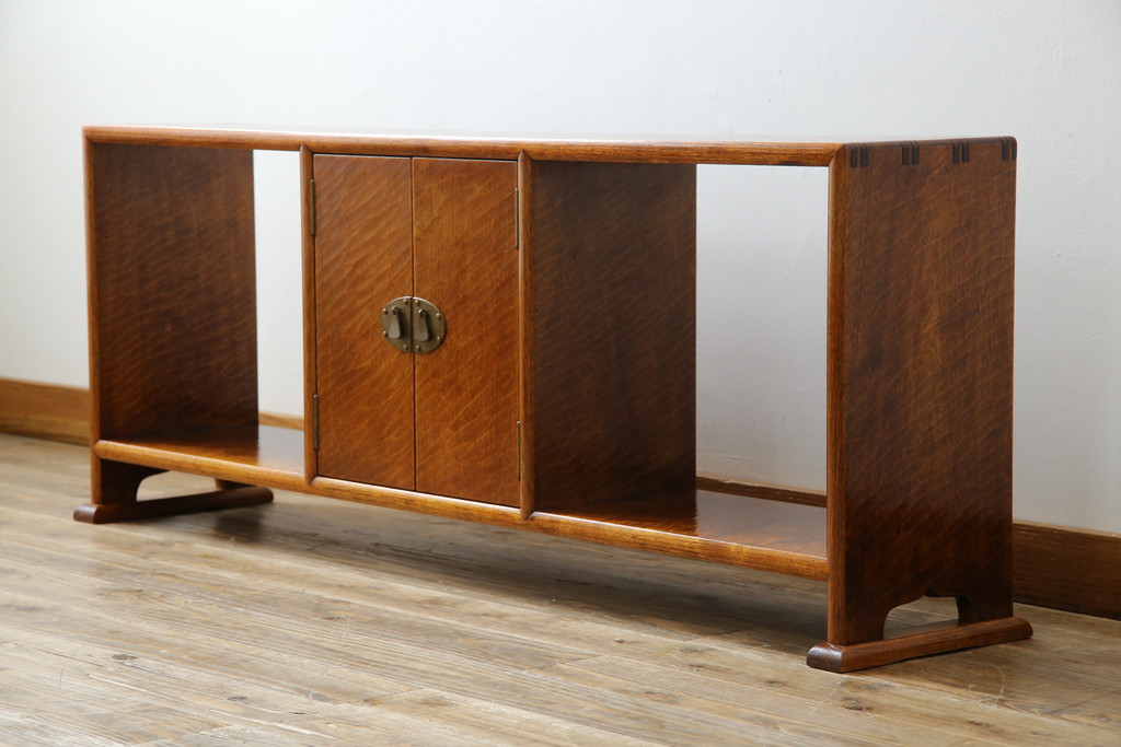中古　高級品!!　木工作家品　無垢材　李朝デザイン　真鍮金具　漆塗り　シンプルながらも存在感のある飾り棚(朝鮮棚、収納棚、サイドボード、リビングボード)(定価推定約50〜80万円)(R-075407)