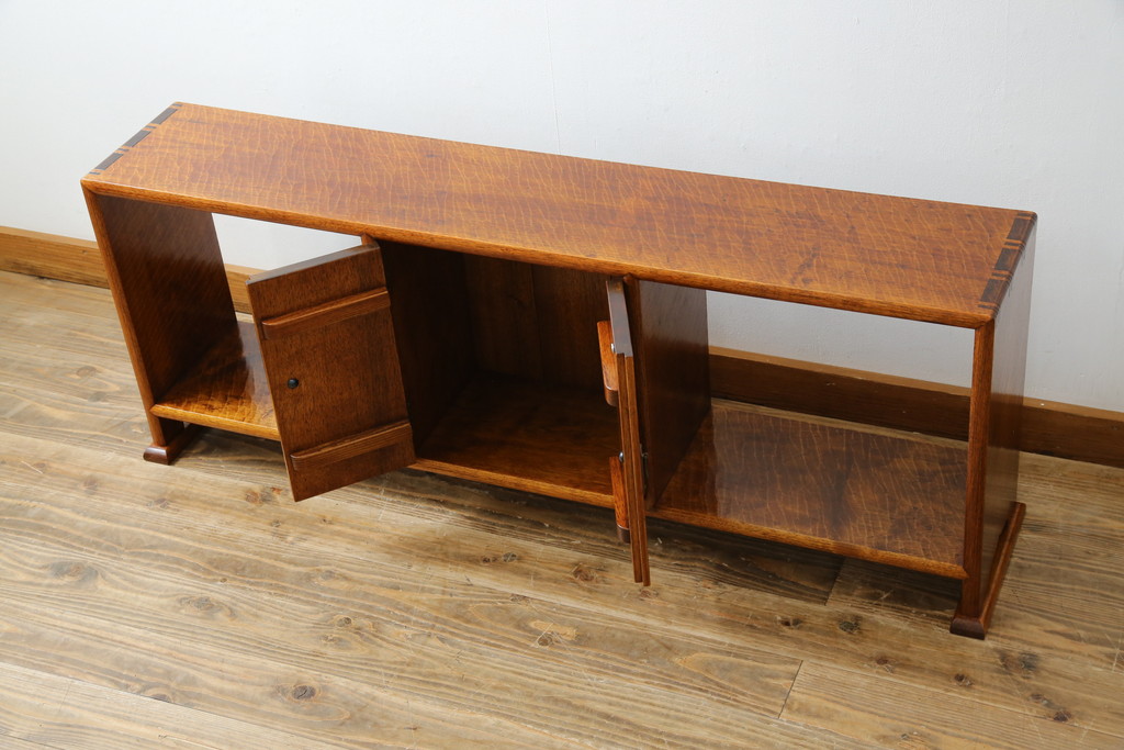 中古　高級品!!　木工作家品　無垢材　李朝デザイン　真鍮金具　漆塗り　シンプルながらも存在感のある飾り棚(朝鮮棚、収納棚、サイドボード、リビングボード)(定価推定約50〜80万円)(R-075407)