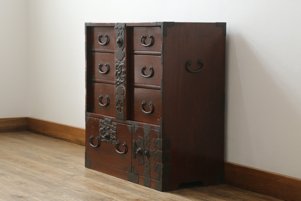和製アンティーク　杉材　漆塗り　和モダンなお部屋づくりにオススメの庄内小箪笥(時代箪笥、和たんす、収納箪笥、引き出し)(R-057528)