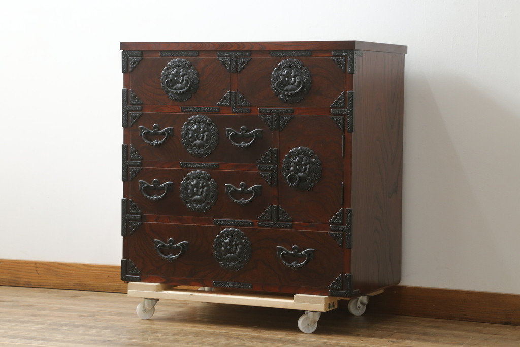 中古 美品　岩谷堂箪笥　美しい杢目と豪華な金具が目を惹く車箪笥(衣装箪笥、収納箪笥、整理箪笥、和箪笥、引き出し)(R-076230)