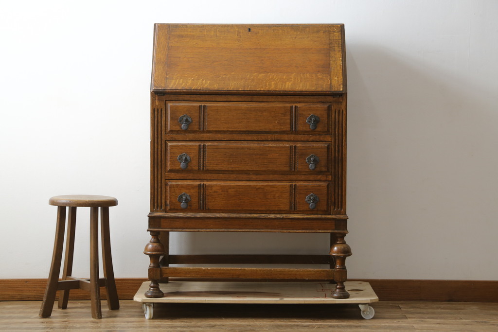 イギリスアンティーク　Harrop’s　Better Furniture　オーク材の質感を活かしたシンプルかつ直線的なフォルムが魅力のライティングビューロー(簿記机、ワークデスク、在宅用、在宅ワーク用、サイドチェスト、引き出し、英国)(R-083102)