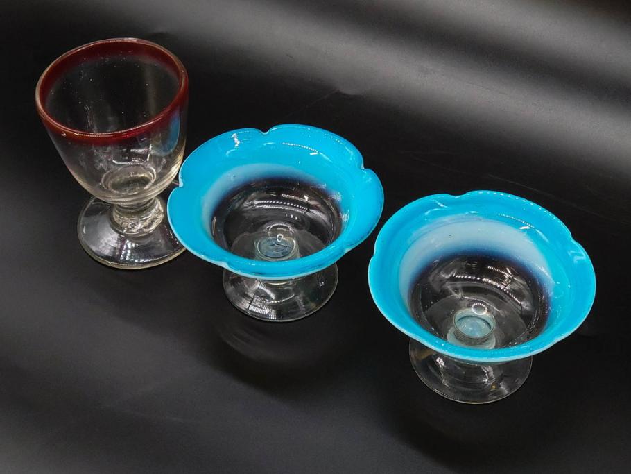当時物　大正～昭和初期　棗(なつめ)型　輪花　乳白ぼかし　赤縁　青縁　レトロな雰囲気漂う氷コップ3客セット(なつめ形、吹きガラス、硝子、グラス、和ガラス)(R-083145)