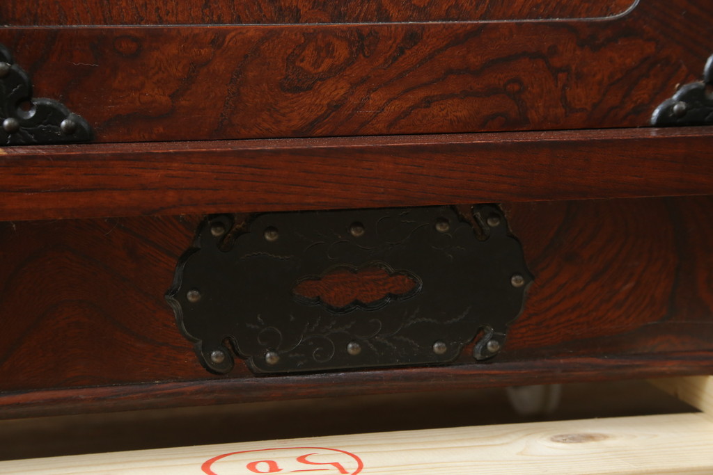 中古　美品!!　岩谷堂箪笥　桜木家具店製　緻密な意匠が魅力の飾り棚(茶棚、茶箪笥、収納棚、飾り棚、戸棚、サイドボード)(R-083103)