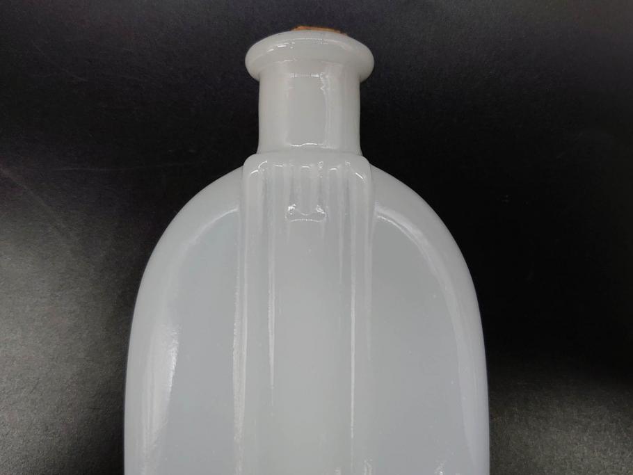 昭和初期～中期　乳白　醤油差し　気品を感じるガラス瓶3点セット(醤油瓶、調味料入れ、ソース、一輪挿し、花器、花生、花入、花瓶、硝子、ビン)(R-083146)