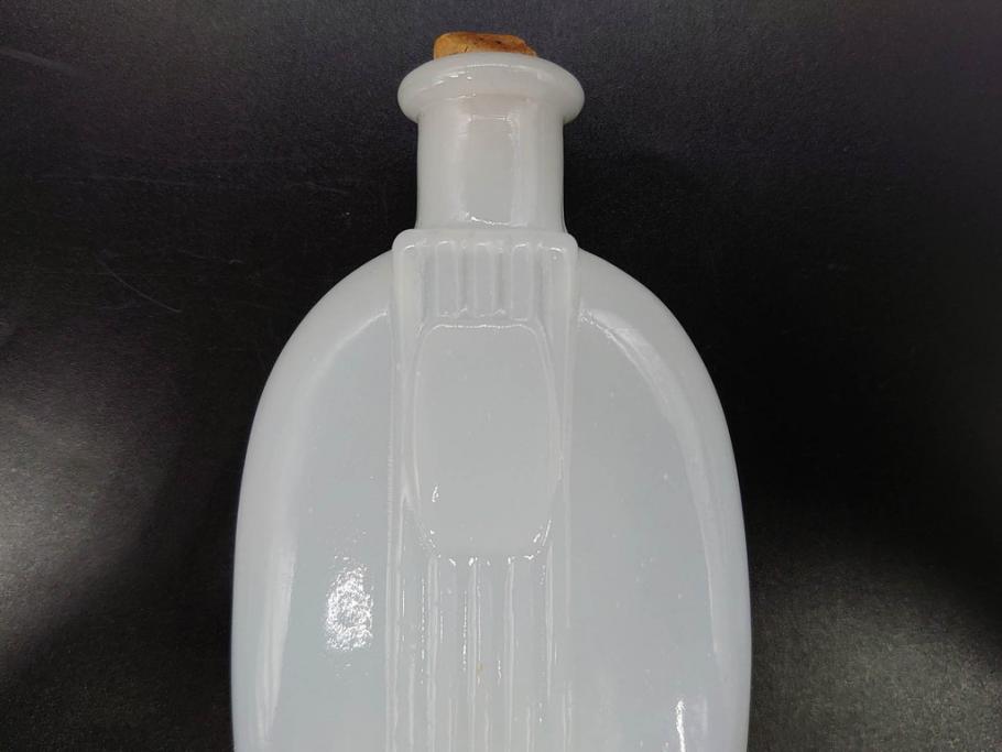 昭和初期～中期　乳白　醤油差し　気品を感じるガラス瓶3点セット(醤油瓶、調味料入れ、ソース、一輪挿し、花器、花生、花入、花瓶、硝子、ビン)(R-083146)