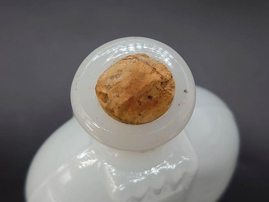昭和初期～中期　乳白　醤油差し　気品を感じるガラス瓶3点セット(醤油瓶、調味料入れ、ソース、一輪挿し、花器、花生、花入、花瓶、硝子、ビン)(R-083146)