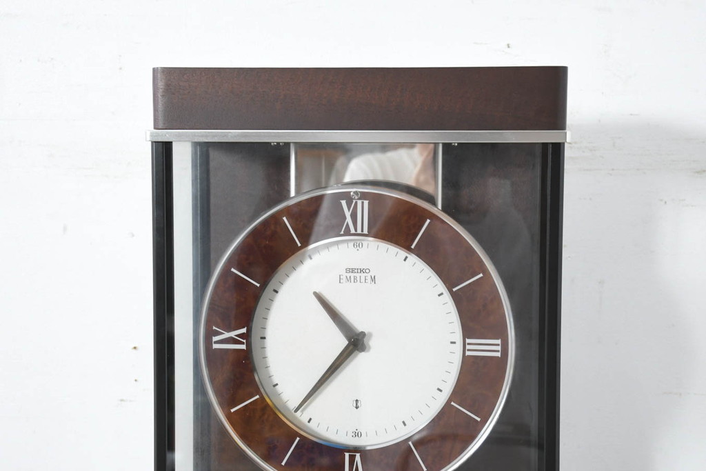 中古　美品　高級品!!　SEIKO(セイコー)　EMBLEM(エンブレム)　HW572B　モダンデザイン　洗練された高級感漂うデザインの報時ホールクロック(時計台、振り子時計)(定価約110万円)(R-082650)