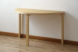 中古　超美品　フィンランド　Artek(アルテック)　Alvar Aalto(アルヴァ・アアルト)デザイン　95テーブル　ナチュラルラッカー　木のぬくもりと優しいフォルムが素敵なセミサークルテーブル(ラウンドテーブル、ダイニングテーブル、食卓、半円、半月型、北欧)(定価約22万円)(R-083125)