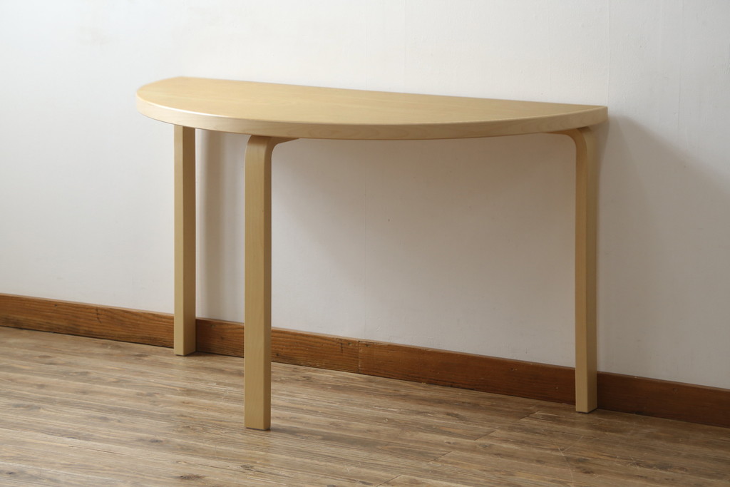 中古　超美品　フィンランド　Artek(アルテック)　Alvar Aalto(アルヴァ・アアルト)デザイン　95テーブル　ナチュラルラッカー　木のぬくもりと優しいフォルムが素敵なセミサークルテーブル(ラウンドテーブル、ダイニングテーブル、食卓、半円、半月型、北欧)(定価約22万円)(R-083125)