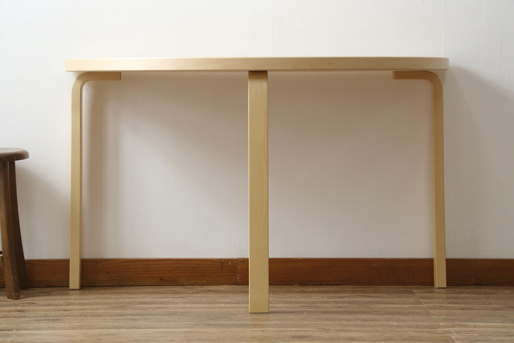 中古　超美品　フィンランド　Artek(アルテック)　Alvar Aalto(アルヴァ・アアルト)デザイン　95テーブル　ナチュラルラッカー　木のぬくもりと優しいフォルムが素敵なセミサークルテーブル(ラウンドテーブル、ダイニングテーブル、食卓、半円、半月型、北欧)(定価約22万円)(R-083125)