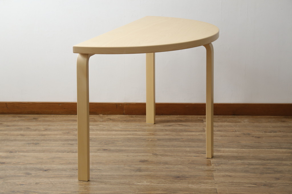中古　超美品　フィンランド　Artek(アルテック)　Alvar Aalto(アルヴァ・アアルト)デザイン　95テーブル　ナチュラルラッカー　木のぬくもりと優しいフォルムが素敵なセミサークルテーブル(ラウンドテーブル、ダイニングテーブル、食卓、半円、半月型、北欧)(定価約22万円)(R-083125)