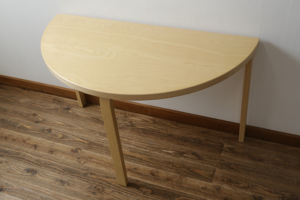 中古　超美品　フィンランド　Artek(アルテック)　Alvar Aalto(アルヴァ・アアルト)デザイン　95テーブル　ナチュラルラッカー　木のぬくもりと優しいフォルムが素敵なセミサークルテーブル(ラウンドテーブル、ダイニングテーブル、食卓、半円、半月型、北欧)(定価約22万円)(R-083125)