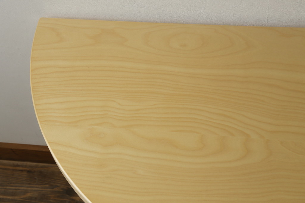 中古　超美品　フィンランド　Artek(アルテック)　Alvar Aalto(アルヴァ・アアルト)デザイン　95テーブル　ナチュラルラッカー　木のぬくもりと優しいフォルムが素敵なセミサークルテーブル(ラウンドテーブル、ダイニングテーブル、食卓、半円、半月型、北欧)(定価約22万円)(R-083125)