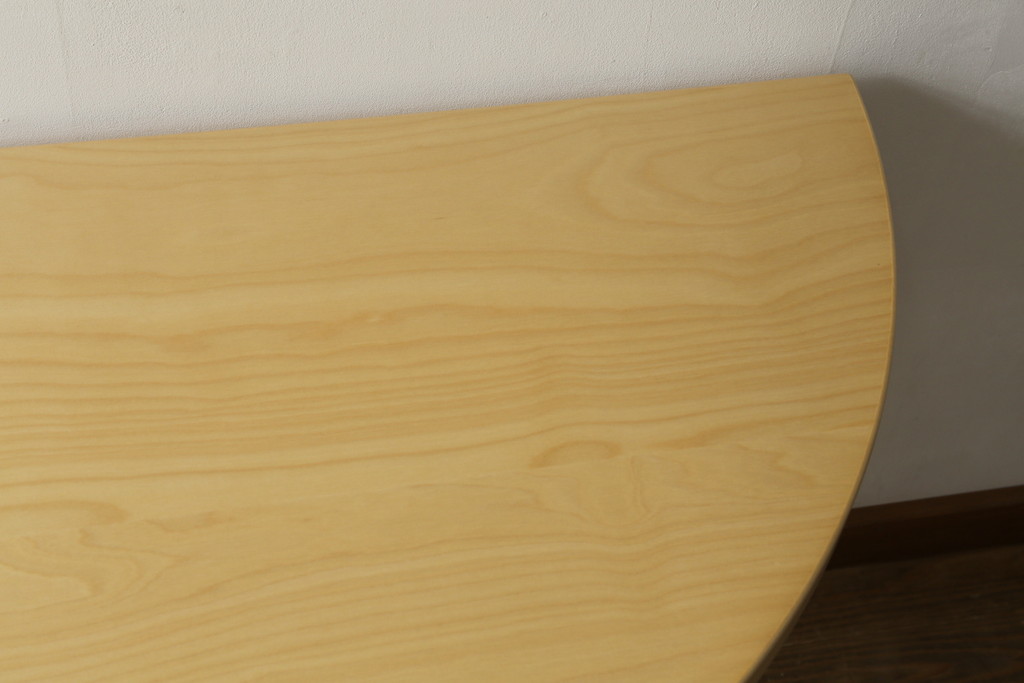 中古　超美品　フィンランド　Artek(アルテック)　Alvar Aalto(アルヴァ・アアルト)デザイン　95テーブル　ナチュラルラッカー　木のぬくもりと優しいフォルムが素敵なセミサークルテーブル(ラウンドテーブル、ダイニングテーブル、食卓、半円、半月型、北欧)(定価約22万円)(R-083125)