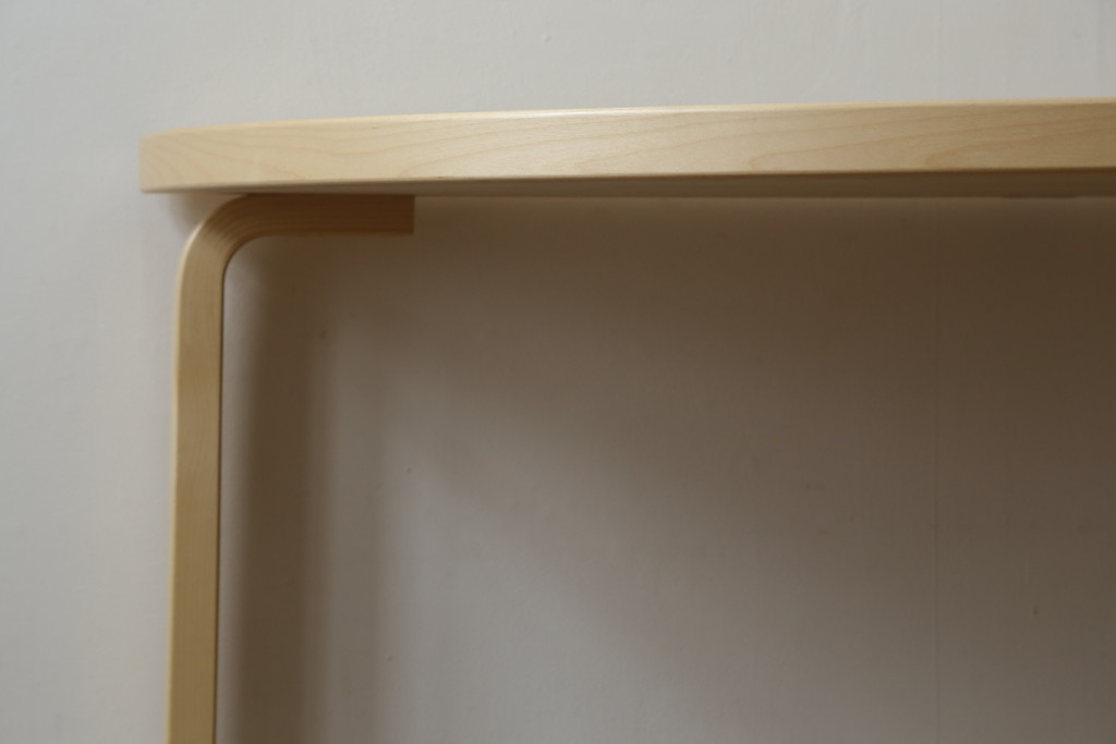 中古　超美品　フィンランド　Artek(アルテック)　Alvar Aalto(アルヴァ・アアルト)デザイン　95テーブル　ナチュラルラッカー　木のぬくもりと優しいフォルムが素敵なセミサークルテーブル(ラウンドテーブル、ダイニングテーブル、食卓、半円、半月型、北欧)(定価約22万円)(R-083125)