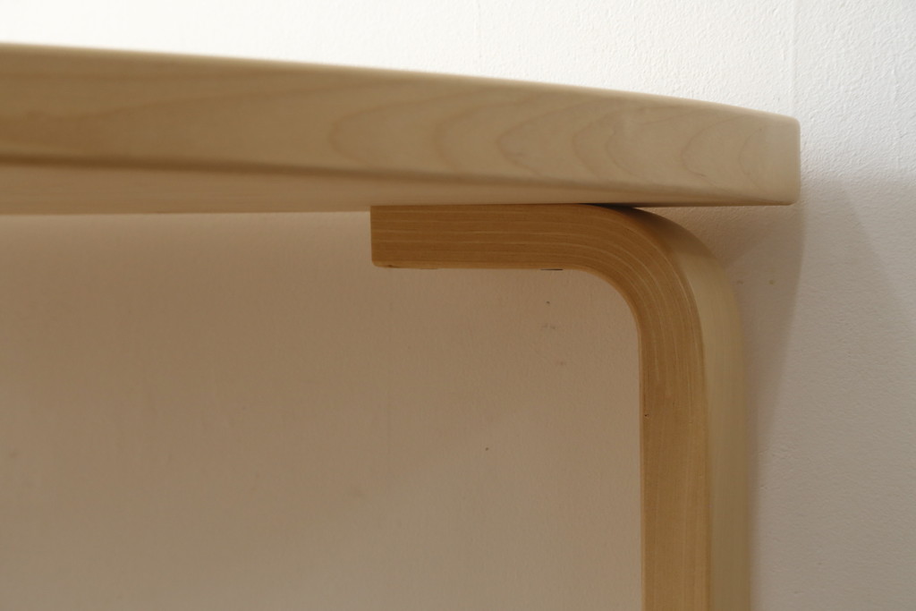 中古　超美品　フィンランド　Artek(アルテック)　Alvar Aalto(アルヴァ・アアルト)デザイン　95テーブル　ナチュラルラッカー　木のぬくもりと優しいフォルムが素敵なセミサークルテーブル(ラウンドテーブル、ダイニングテーブル、食卓、半円、半月型、北欧)(定価約22万円)(R-083125)