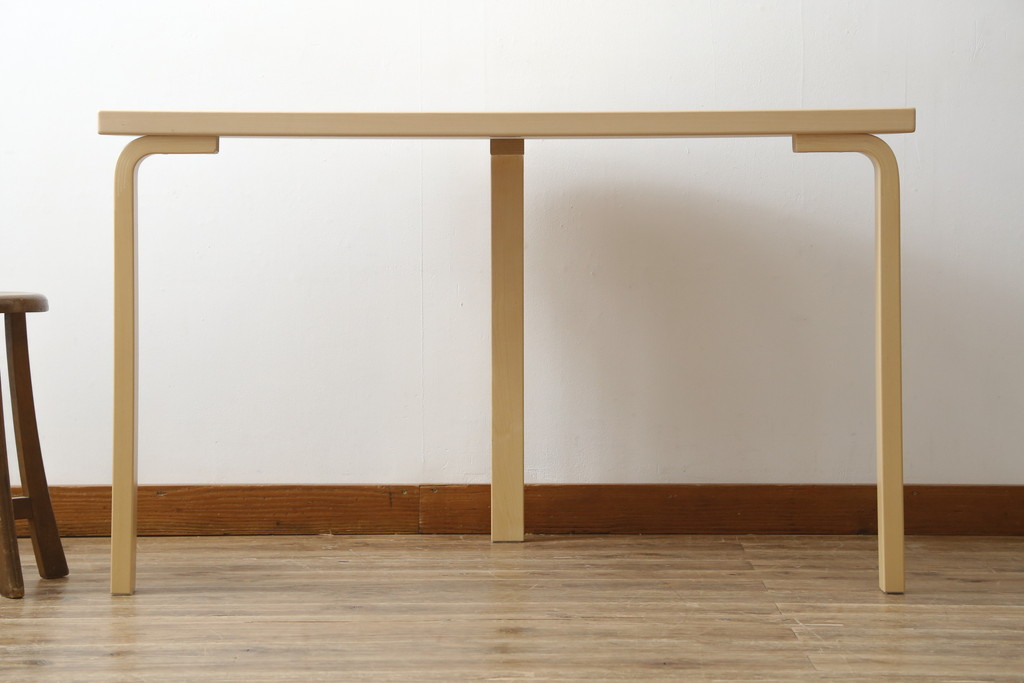 中古　超美品　フィンランド　Artek(アルテック)　Alvar Aalto(アルヴァ・アアルト)デザイン　95テーブル　ナチュラルラッカー　木のぬくもりと優しいフォルムが素敵なセミサークルテーブル(ラウンドテーブル、ダイニングテーブル、食卓、半円、半月型、北欧)(定価約22万円)(R-083125)
