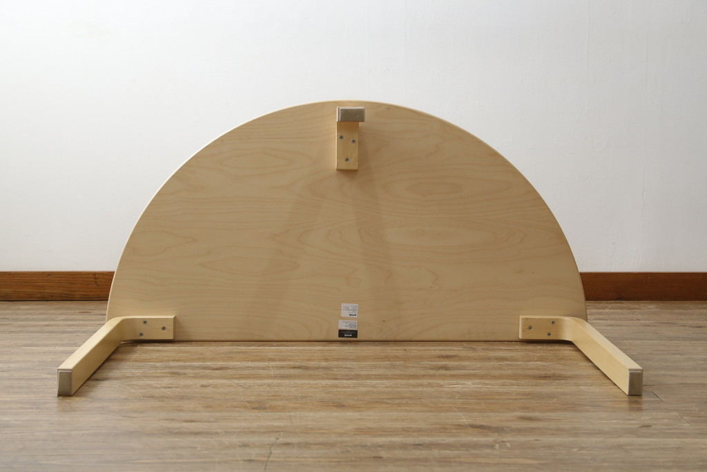 中古　超美品　フィンランド　Artek(アルテック)　Alvar Aalto(アルヴァ・アアルト)デザイン　95テーブル　ナチュラルラッカー　木のぬくもりと優しいフォルムが素敵なセミサークルテーブル(ラウンドテーブル、ダイニングテーブル、食卓、半円、半月型、北欧)(定価約22万円)(R-083125)