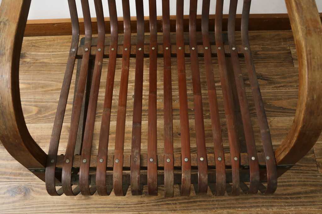 和製ビンテージ　激レア!　補強金具付き　竹興社　城所右文字　EMPRESS BAMBOO　PAT.NO.9520　サイン入り　滑らかな曲線のデザインが美しさと癒しを両立する博物館クラスのバンブーチェア(アームチェア、安楽椅子、イス、椅子、ヴィンテージ)(R-083153)