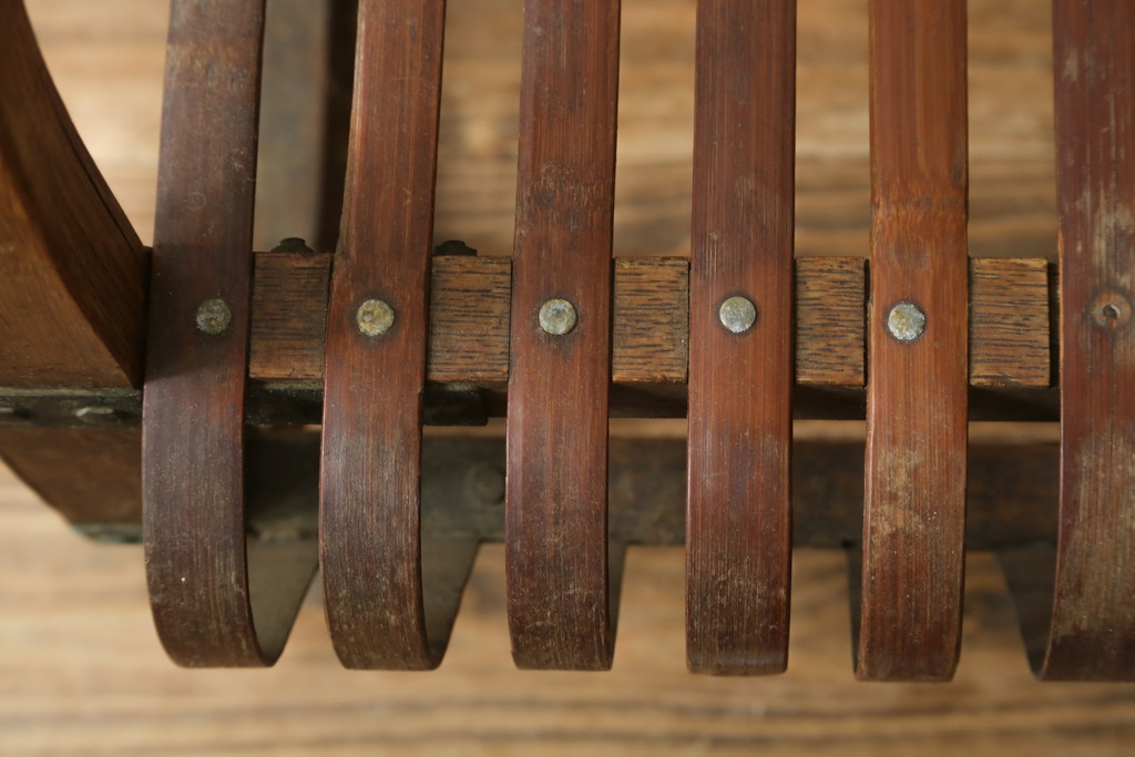 和製ビンテージ　激レア!　補強金具付き　竹興社　城所右文字　EMPRESS BAMBOO　PAT.NO.9520　サイン入り　滑らかな曲線のデザインが美しさと癒しを両立する博物館クラスのバンブーチェア(アームチェア、安楽椅子、イス、椅子、ヴィンテージ)(R-083153)
