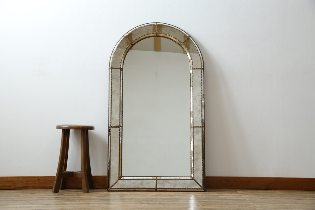 中古　美品　スペイン　高級輸入家具　モザイク装飾が美しい!!ベネチアンスタイルのアーチ型ウォールミラー(姿見、壁掛け鏡)(R-082257)