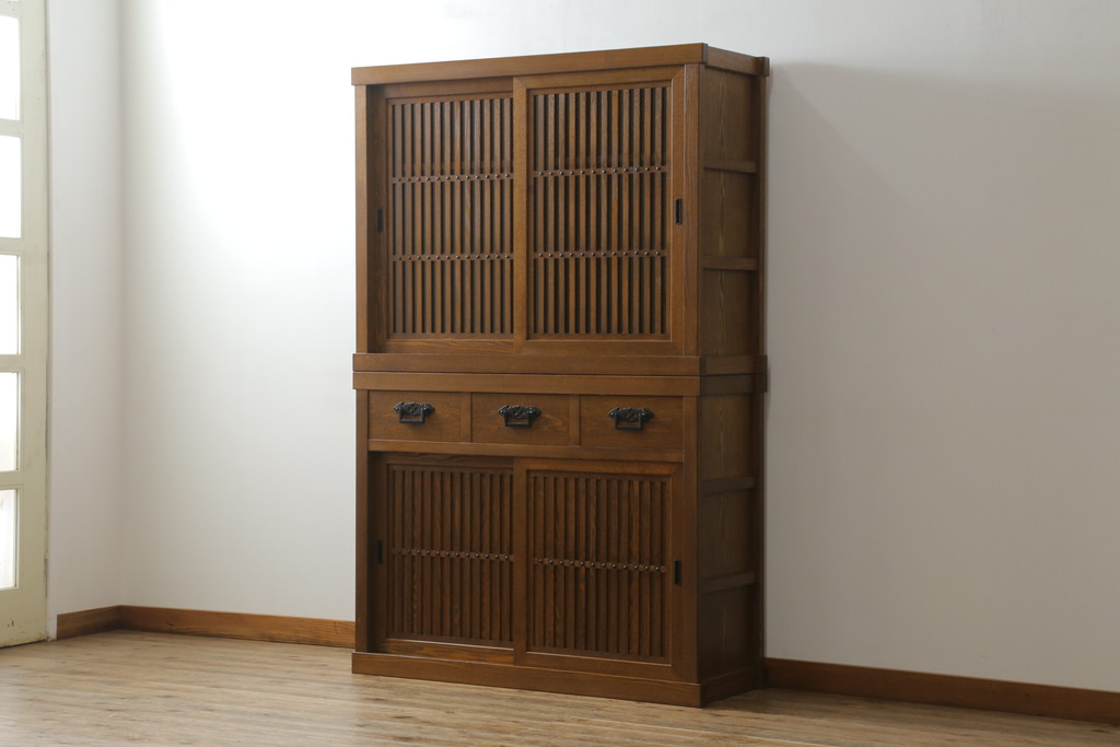 中古　美品　ニレ材　上質な和の空間を演出する二段重ね水屋箪笥(食器棚、茶箪笥、キャビネット、収納棚、戸棚)(R-075552)