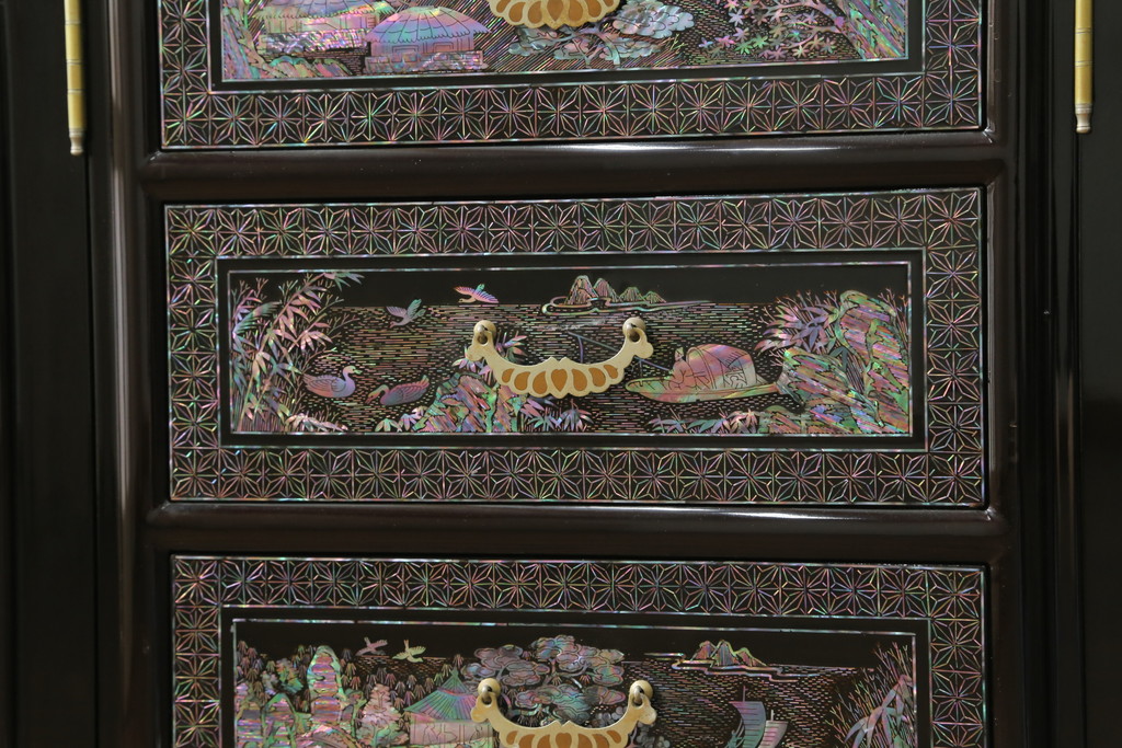 中古　美品　高級品　韓国民芸家具　圧巻!　繊細な螺鈿(ラデン)細工が美しく描かれたサイドボード(収納棚、戸棚、リビングボード)(定価約120万円)(R-058745)