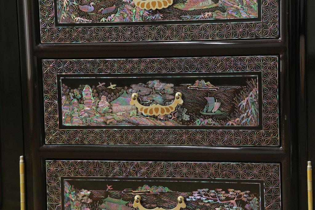 中古　美品　高級品　韓国民芸家具　圧巻!　繊細な螺鈿(ラデン)細工が美しく描かれたサイドボード(収納棚、戸棚、リビングボード)(定価約120万円)(R-058745)