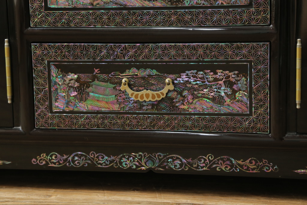 中古　美品　高級品　韓国民芸家具　圧巻!　繊細な螺鈿(ラデン)細工が美しく描かれたサイドボード(収納棚、戸棚、リビングボード)(定価約120万円)(R-058745)