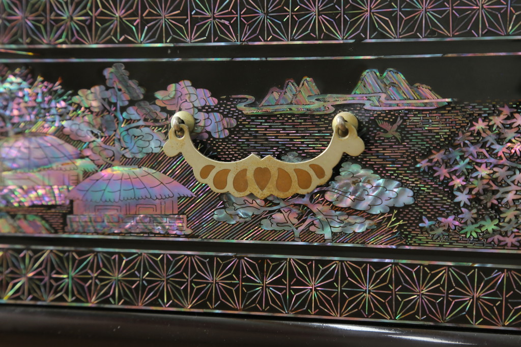 中古　美品　高級品　韓国民芸家具　圧巻!　繊細な螺鈿(ラデン)細工が美しく描かれたサイドボード(収納棚、戸棚、リビングボード)(定価約120万円)(R-058745)