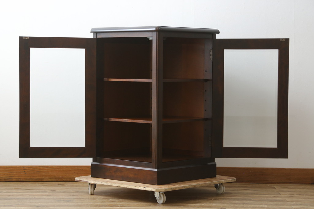 中古　美品　北海道民芸家具　二面ガラスの小振りなサイドキャビネット(コーナーキャビネット、収納棚、戸棚)(R-083104)