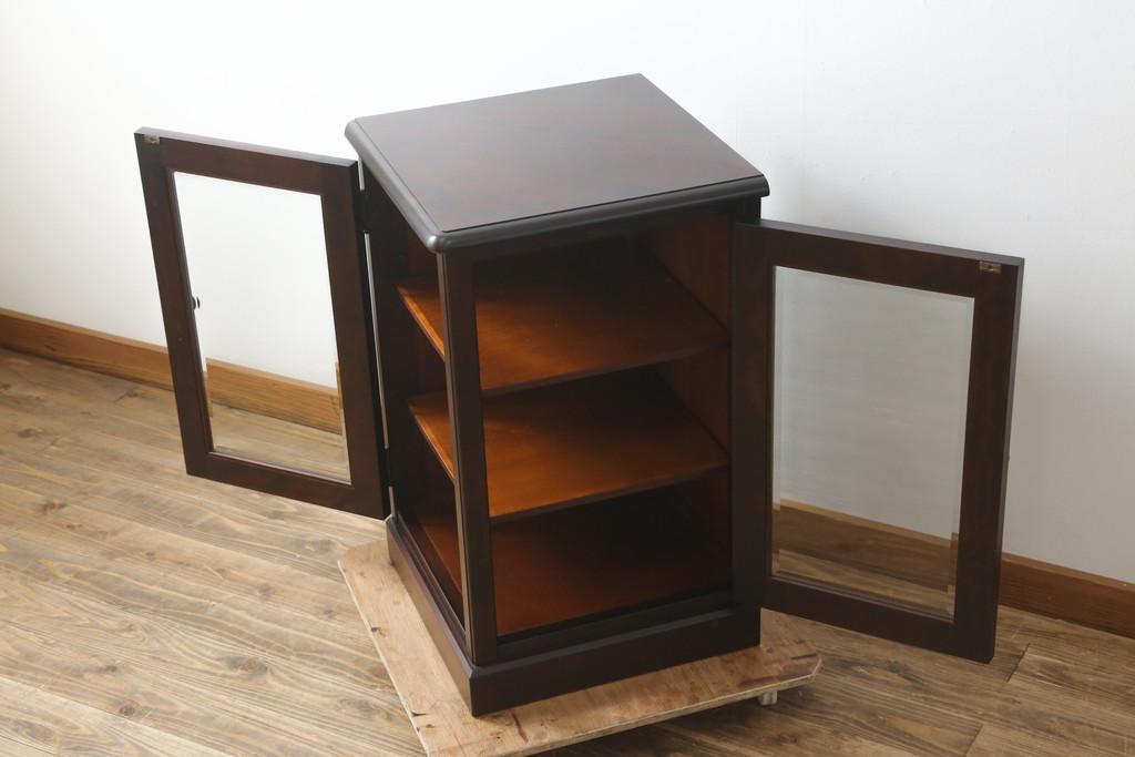 中古　美品　北海道民芸家具　二面ガラスの小振りなサイドキャビネット(コーナーキャビネット、収納棚、戸棚)(R-083104)