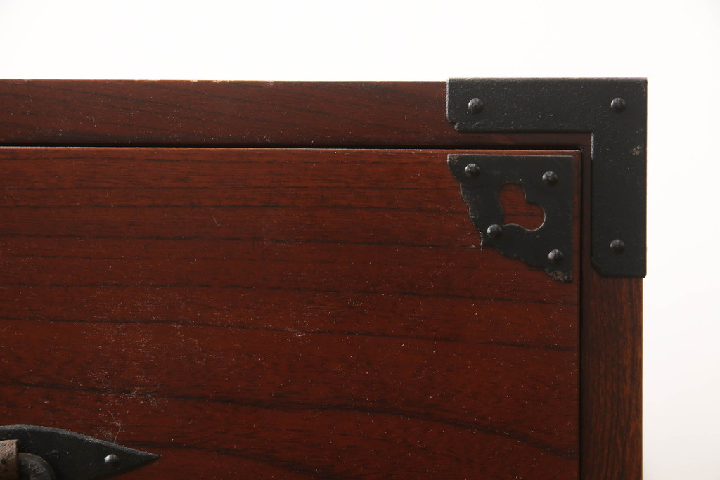 和製アンティーク　鶴亀金具　赤みが美しい前面欅(ケヤキ)材製の二本松箪笥ローボード(ローチェスト、衣装箪笥、整理箪笥、引き出し)(R-069965)