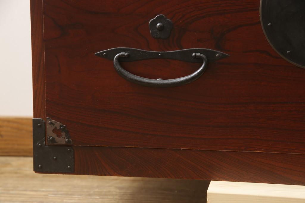 和製アンティーク　鶴亀金具　赤みが美しい前面欅(ケヤキ)材製の二本松箪笥ローボード(ローチェスト、衣装箪笥、整理箪笥、引き出し)(R-069965)