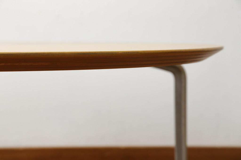 中古　超美品!!　IDEE(イデー)　長大作デザイン　YABANE LOW TABLE ROUND(矢羽ローテーブル/円)　矢羽　杢目の接ぎを活かしたデザインが印象的なローテーブル(ラウンドテーブル、丸テーブル、リビングテーブル、センターテーブル)(定価約30万円)(R-083159)