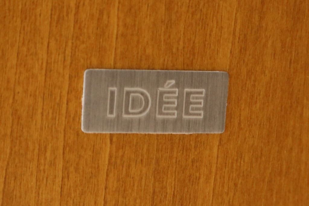 中古　超美品!!　IDEE(イデー)　長大作デザイン　YABANE LOW TABLE ROUND(矢羽ローテーブル/円)　矢羽　杢目の接ぎを活かしたデザインが印象的なローテーブル(ラウンドテーブル、丸テーブル、リビングテーブル、センターテーブル)(定価約30万円)(R-083159)
