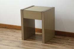 中古　美品　IDC大塚家具　デコレ　府中家具　シンプルかつモダンなデザインの引き出し付きナイトテーブル(サイドテーブル、飾り台、電話台、エンドテーブル、サイドチェスト)(R-083126)