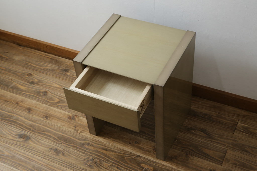 中古　美品　IDC大塚家具　デコレ　府中家具　シンプルかつモダンなデザインの引き出し付きナイトテーブル(サイドテーブル、飾り台、電話台、エンドテーブル、サイドチェスト)(R-083126)